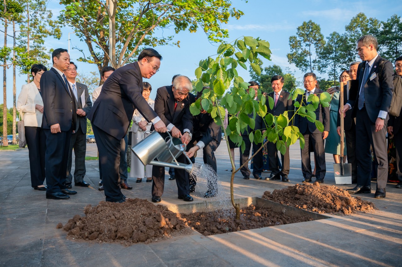 Chủ tịch Quốc hội Vương Đình Huệ và Chủ tịch Thượng viện Nhật Bản Otsuji Hidehisa thực hiện nghi thức trồng cây.