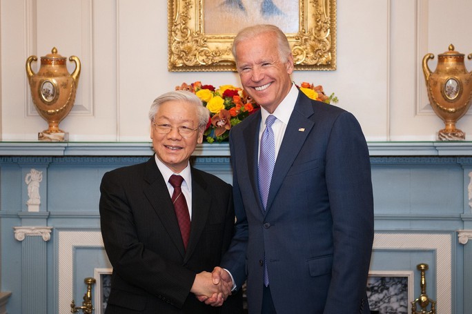 Ông Joe Biden (trên cương vị Phó Tổng thống) bắt tay Tổng Bí thư Nguyễn Phú Trọng khi thay mặt Chính phủ Mỹ chủ trì chiêu đãi Tổng Bí thư thăm chính thức Mỹ tháng 7-2015 theo lời mời của Chính quyền Tổng thống Barack Obama. (Ảnh: Bộ Ngoại giao Mỹ)