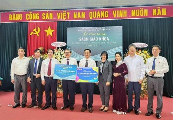 Học sinh khó khăn của Gia Lai được tặng sách giáo khoa mới