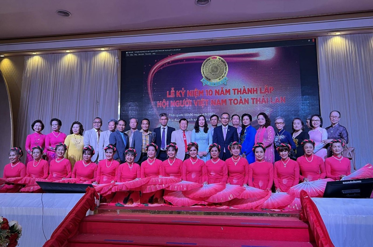 Các đại biểu chụp ảnh lưu niệm tại Lễ kỷ niệm 10 năm thành lập Hội người Việt Nam toàn Thái Lan.