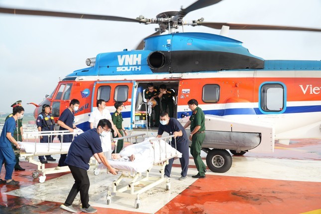 Các bệnh nhân được chuyển thành công từ bệnh xá đảo về đất liền bằng trực thăng.