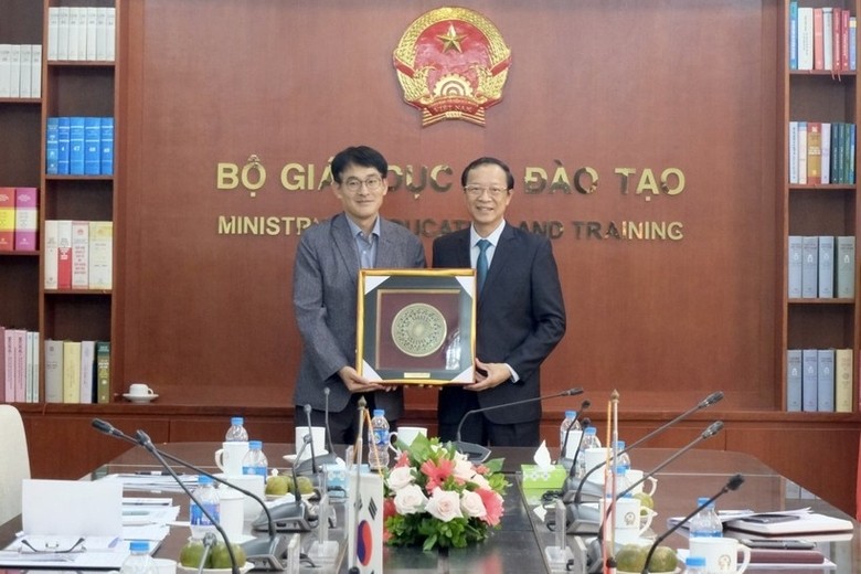 Thứ trưởng Bộ GD&ĐT Phạm Ngọc Thưởng (phải) và Chủ tịch Viện Hợp tác phát triển giáo dục APEC Park Dong Sun trao quà lưu niệm.