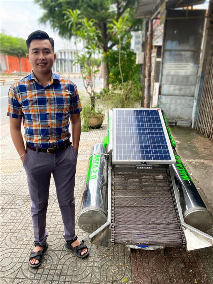 Thầy Huỳnh Ngọc Thái Anh và máy phóng rác sử dụng năng lượng mặt trời (Ảnh: Báo Giáo dục & Thời đại)