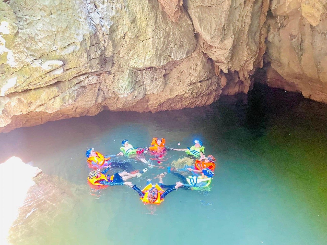 Phát hiện hang Sơn Nữ tuyệt đẹp giữa rừng Trường Sơn Phát hiện hang Sơn Nữ tuyệt đẹp giữa rừng Trường Sơn