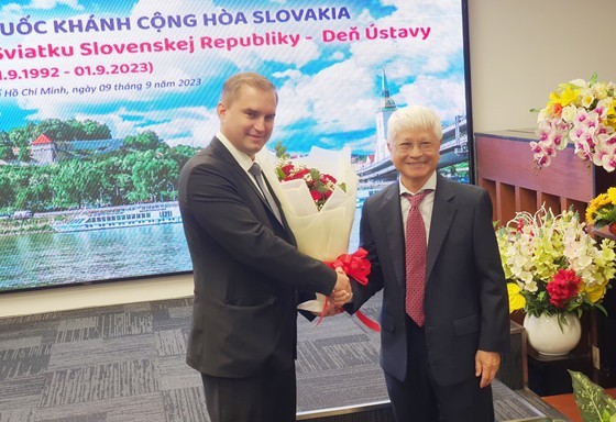 Chủ tịch Hội Hữu nghị Việt Nam-Slovakia TPHCM Bùi Quang Hải tặng hoa Tham tán Kinh tế, Phó Đại sứ CH Slovakia tại Việt Nam Marian Veres (Ảnh:SGGP)