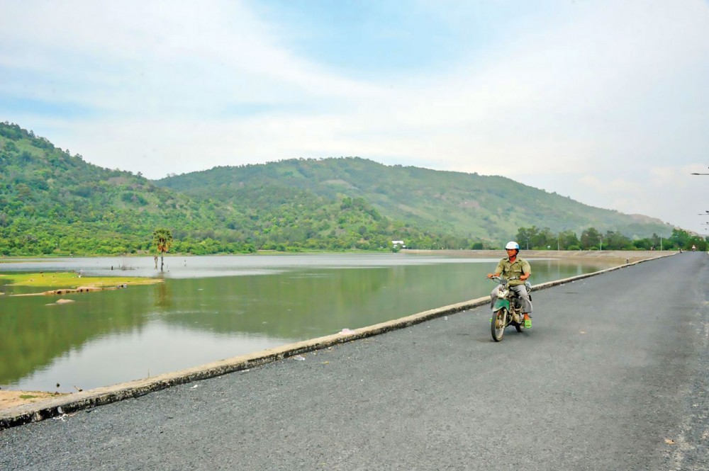 Hồ chứa nước ngọt ở vùng cao tại huyện Tri Tôn tỉnh An Giang phục vụ nước tưới nông nghiệp trong mùa khô. (Ảnh: Nông nghiệp Việt Nam)