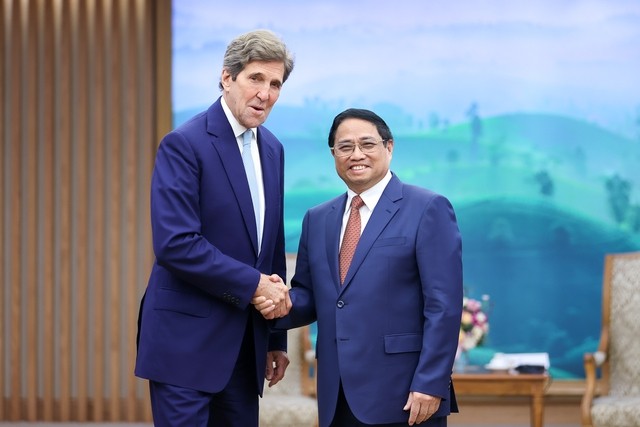 Thủ tướng Phạm Minh Chính và Đặc phái viên của Tổng thống Hoa Kỳ về khí hậu John Kerry. (Ảnh: VGP/Nhật Bắc)