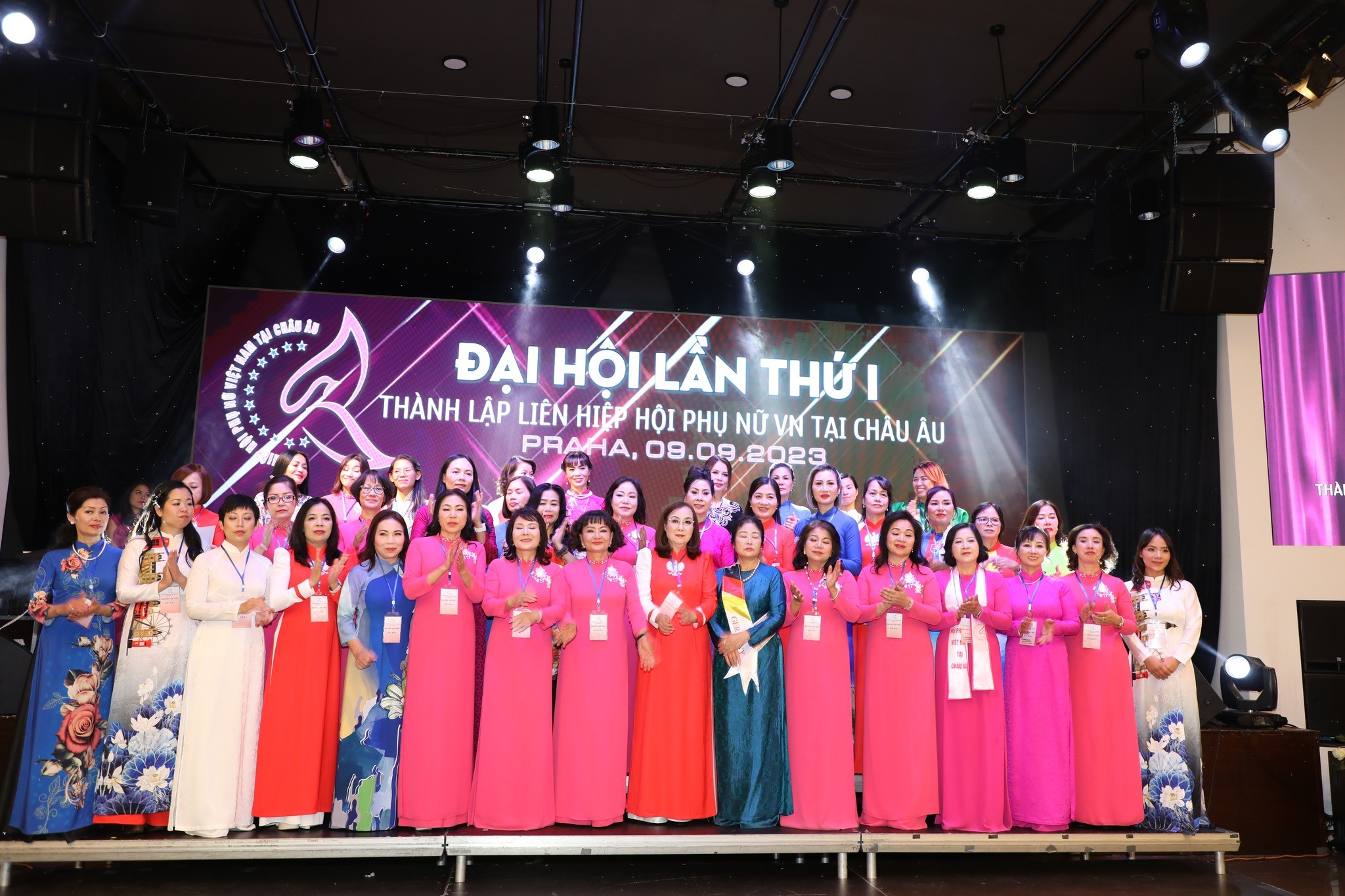 Ban chấp hành Liên hiệp hội Phụ nữ Việt Nam tại châu Âu nhiệm kỳ 2023-2028 ra mắt. (Ảnh: FB Pham Quynh Nga)