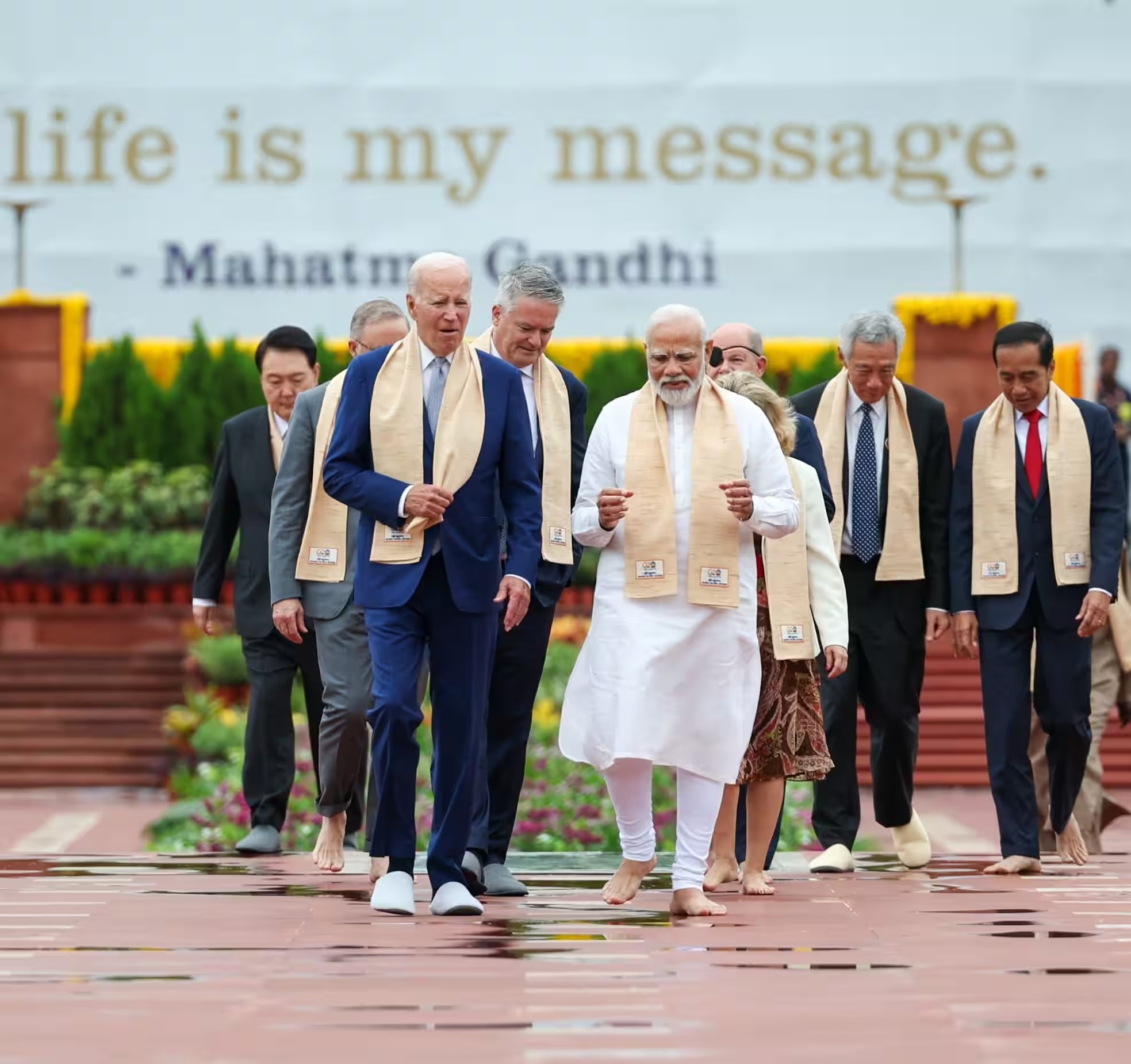Thủ tướng Ấn Độ Modi và các lãnh đạo thế giới quàng khăn khadi. (Ảnh: X @narendramodi)