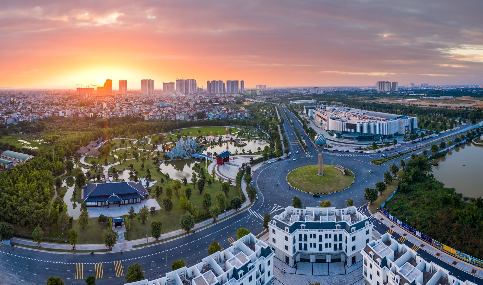Vinhomes Smart City là đại đô thị hút khách bậc nhất Hà Nội hiện nay nhờ quy hoạch đồng bộ, hệ tiện ích đáp ứng “360 độ nhu cầu” của khách hàng, đặc biệt là khách quốc tế