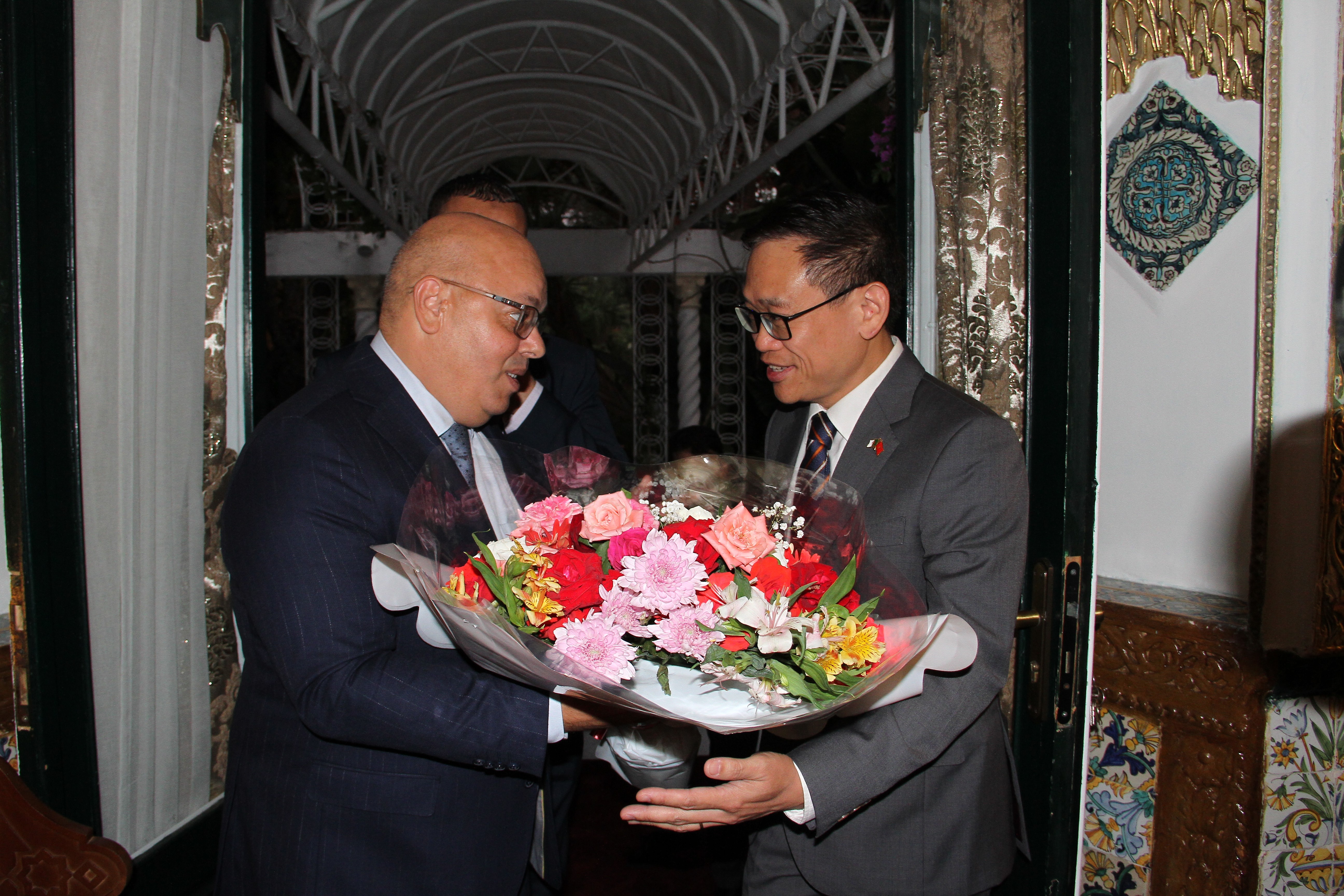 Bộ trưởng Bộ Cựu chiến binh và Người có công Algeria tặng hoa cho Đại sứ Việt Nam