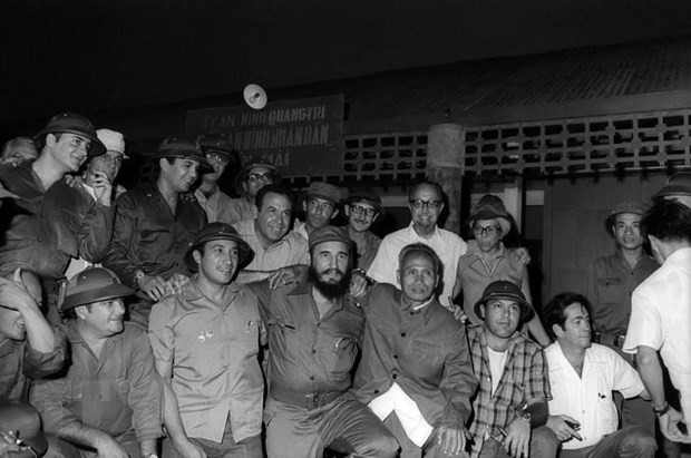 Chủ tịch Fidel Castro cùng Đoàn đại biểu Đảng và Chính phủ Cách mạng Cuba chụp ảnh kỷ niệm bên đồn An ninh Nhân dân Bến Hải, địa cầu của miền Nam trong chuyến đến thăm vùng Giải phóng miền Nam Việt Nam, ngày 15/9/1973. (Ảnh: TTXVN)