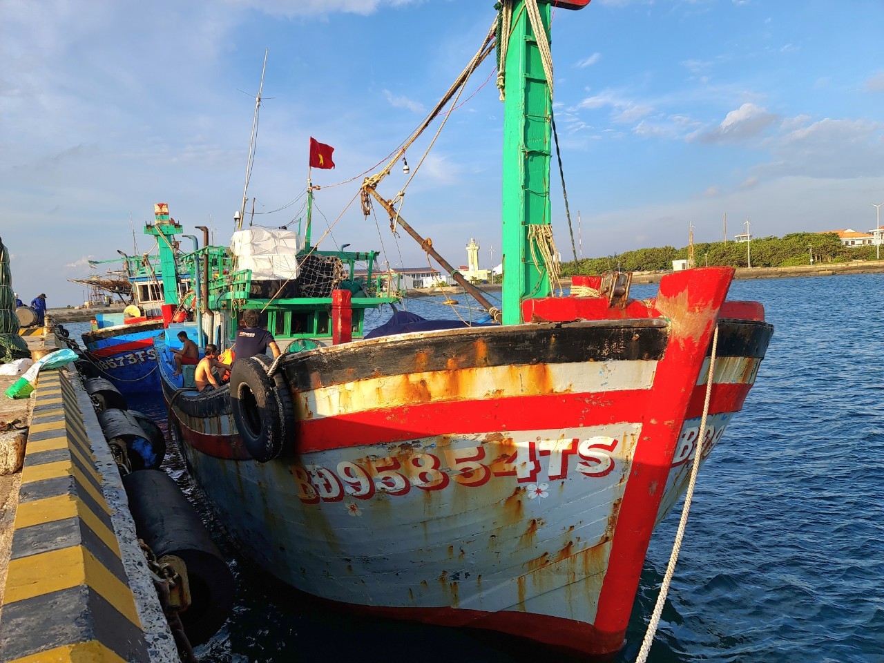 Trung tâm Dịch vụ Hậu cần – Kỹ thuật đảo Trường Sa sửa chữa cho tàu cá Bình Định