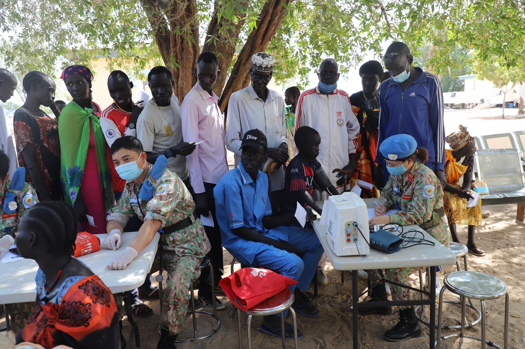 Bệnh viện Dã chiến cấp 2 số 4 khám bệnh cho các bệnh nhân ở Bentiu, Nam Sudan. (Ảnh: BVDC2.4)
