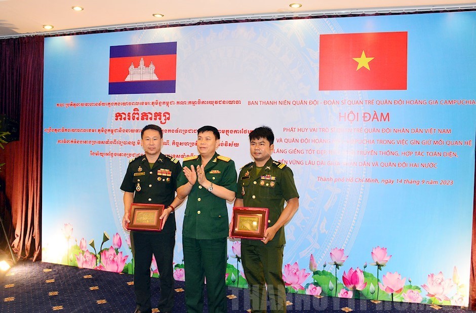 Sĩ quan trẻ Việt Nam - Campuchia giao lưu, trao đổi, học tập kinh nghiệm