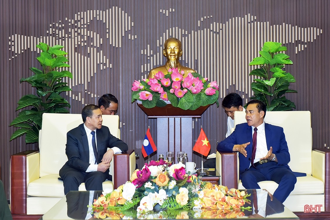 Chủ tịch UBND tỉnh Võ Trọng Hải trao đổi với đoàn Đại sứ quán Lào tại Việt Nam.