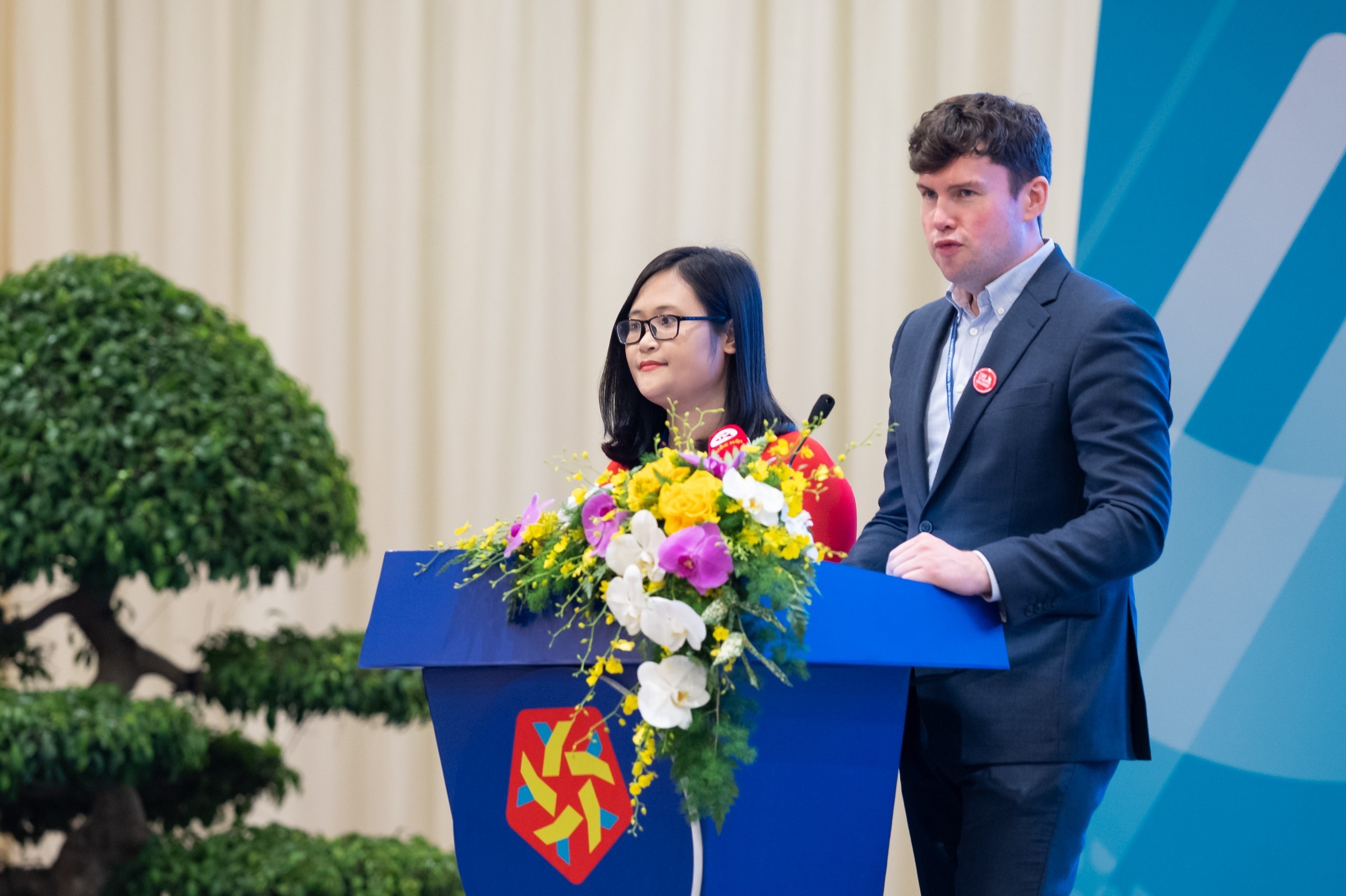 Dan Carden, Chủ tịch Diễn đàn Nghị sĩ trẻ; Bà Hà Ánh Phượng, Đại biểu Quốc hội Việt Nam  trình bày dự thảo Tuyên bố của Hội nghị. (Ảnh: Quochoi.vn)