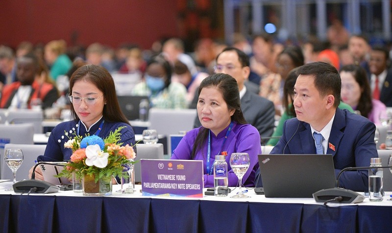 Ảnh 3: Các đại biểu đoàn Việt Nam tại phiên thảo luận (Ảnh: Quochoi.vn)