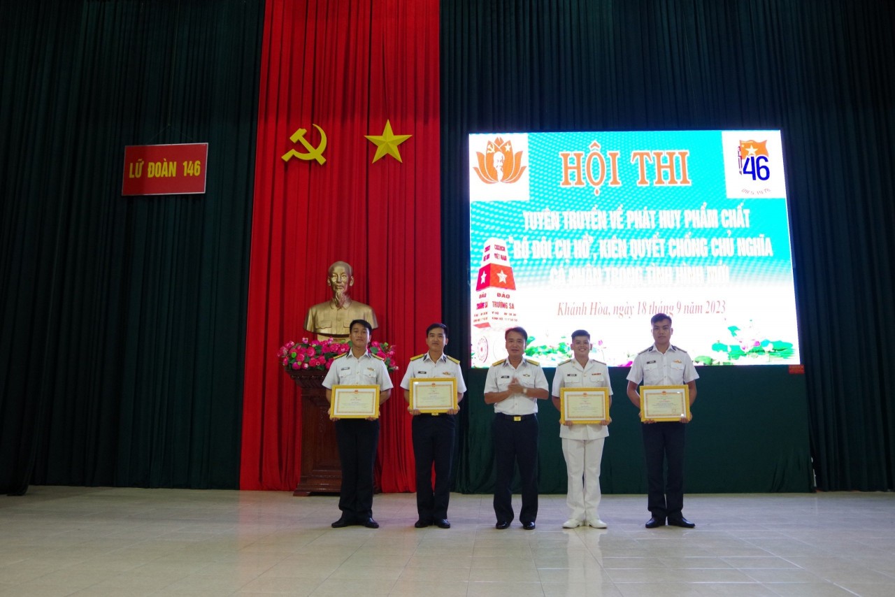 Đại tá Đỗ Hải Đăng, Phó Chính ủy Lữ đoàn trao thưởng cho các đội thi. 
