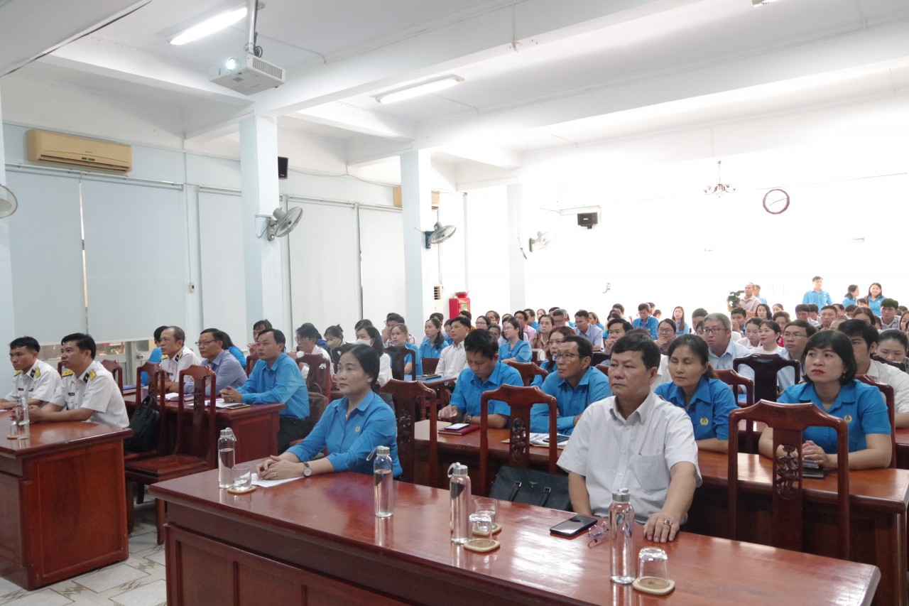 Ninh Thuận: Tuyên truyền tình hình biển đảo cho cán bộ Công đoàn