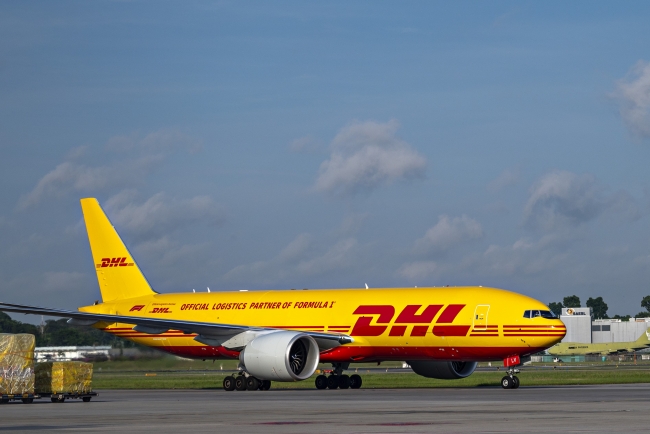 Chiếc Boeing 777 đồng thương hiệu DHL x Formula 1® đã đến Sân bay Changi (Singapore)