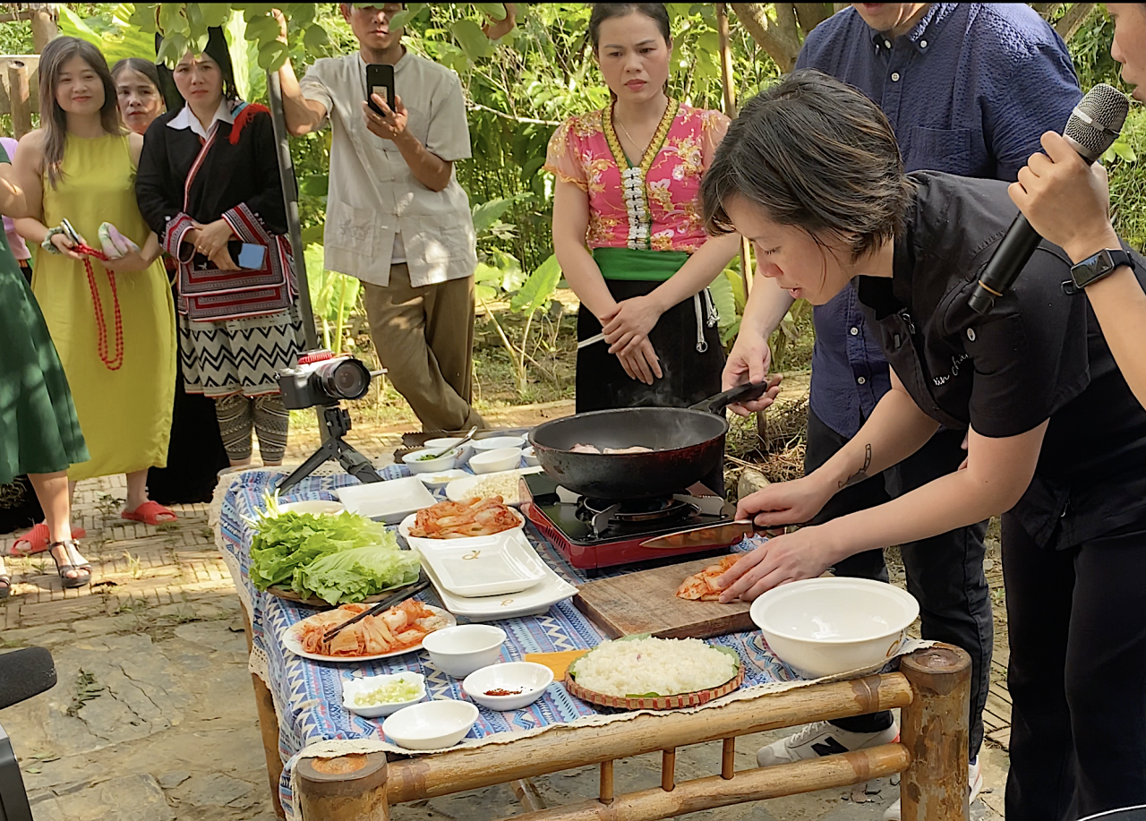 “Sứ giả ẩm thực Việt – Mỹ” nấu ăn cùng phụ nữ dân tộc thiểu số Sơn La