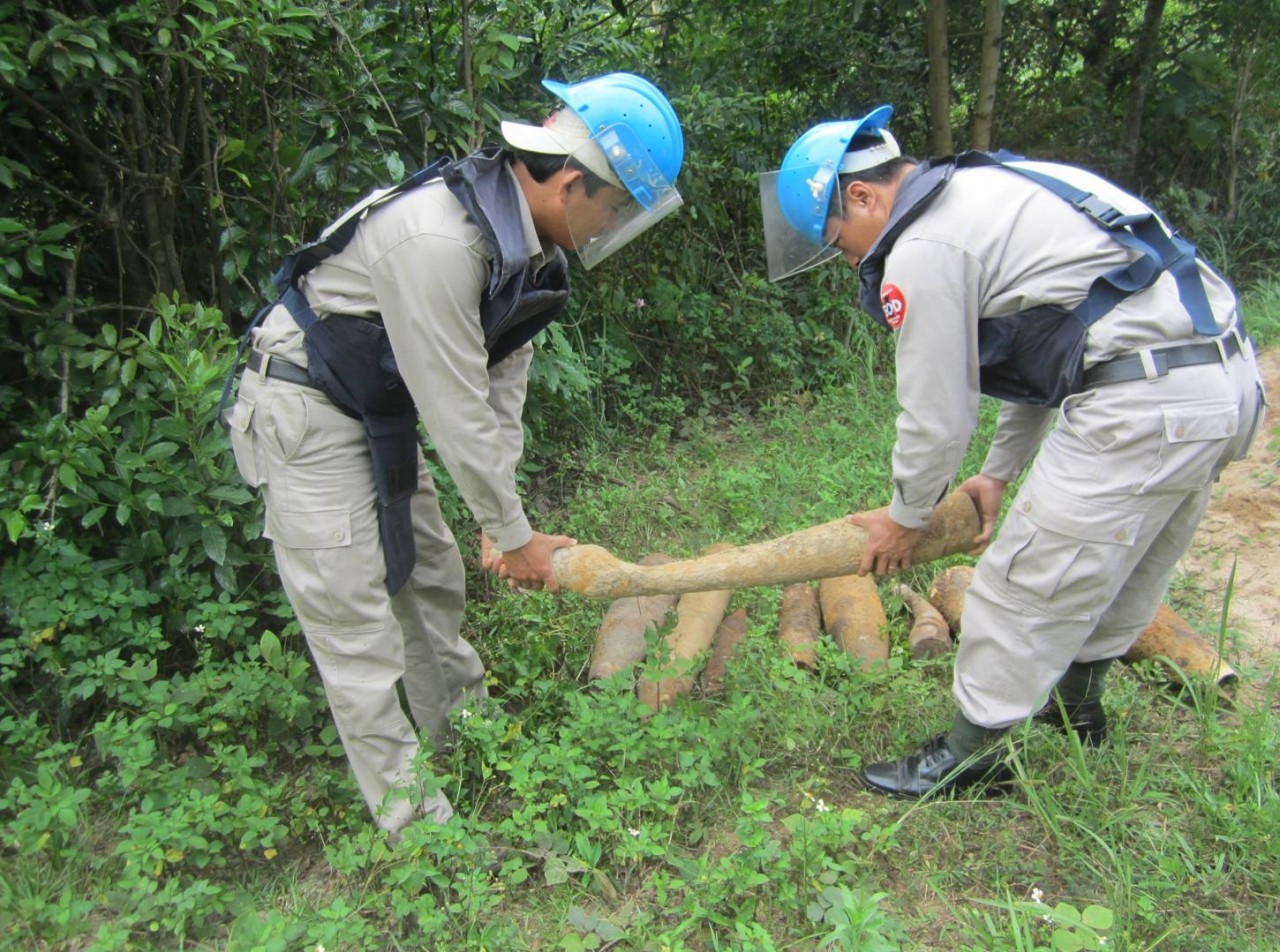 Nhân viên của tổ chức Peace Trees Việt Nam đang di dời vật liệu nổ (Ảnh:  Peace Trees Việt Nam)