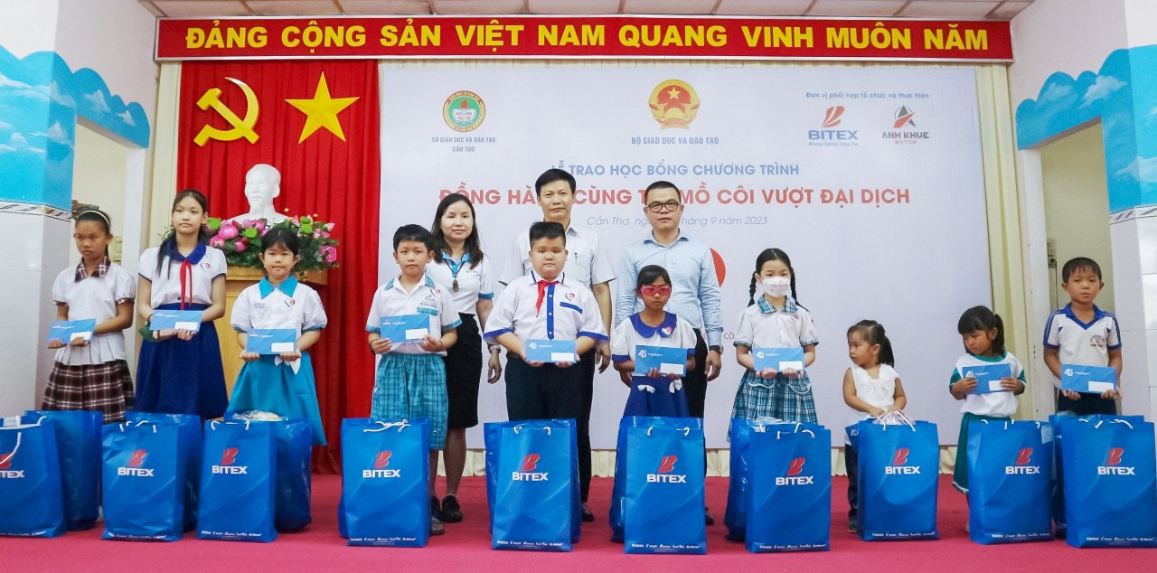 Trẻ em mồ côi do Covid-19 tại Cần Thơ được trao học bổng "tiếp sức" đến trường