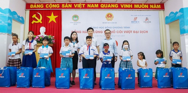 Trẻ em mồ côi do Covid-19 tại Cần Thơ được trao học bổng "tiếp sức" đến trường