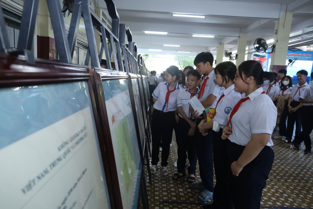 Học sinh Khánh Hòa được ngắm hình ảnh 3D sinh động về biển đảo quê hương