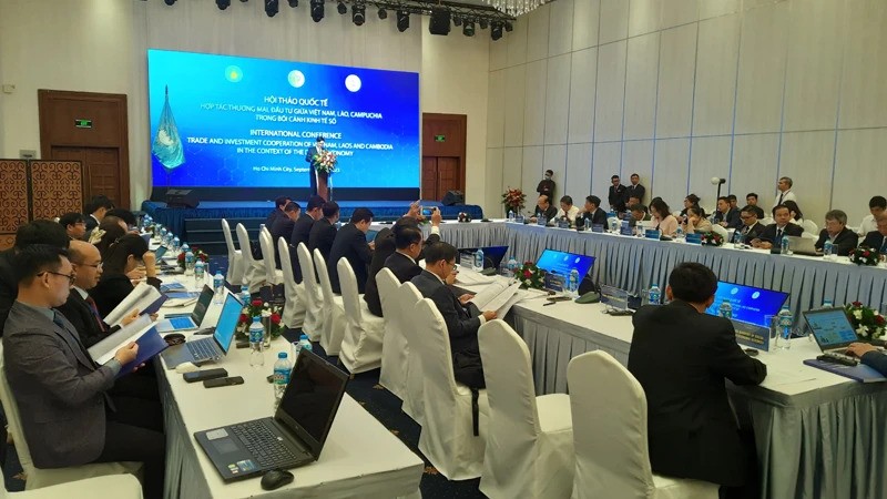 Gần 100 đại biểu là các chuyên gia, nhà khoa học, nhà quản lý, cơ quan ngoại giao… đến từ ba nước Việt Nam, Lào, Campuchia. (Ảnh: Nhân Dân)