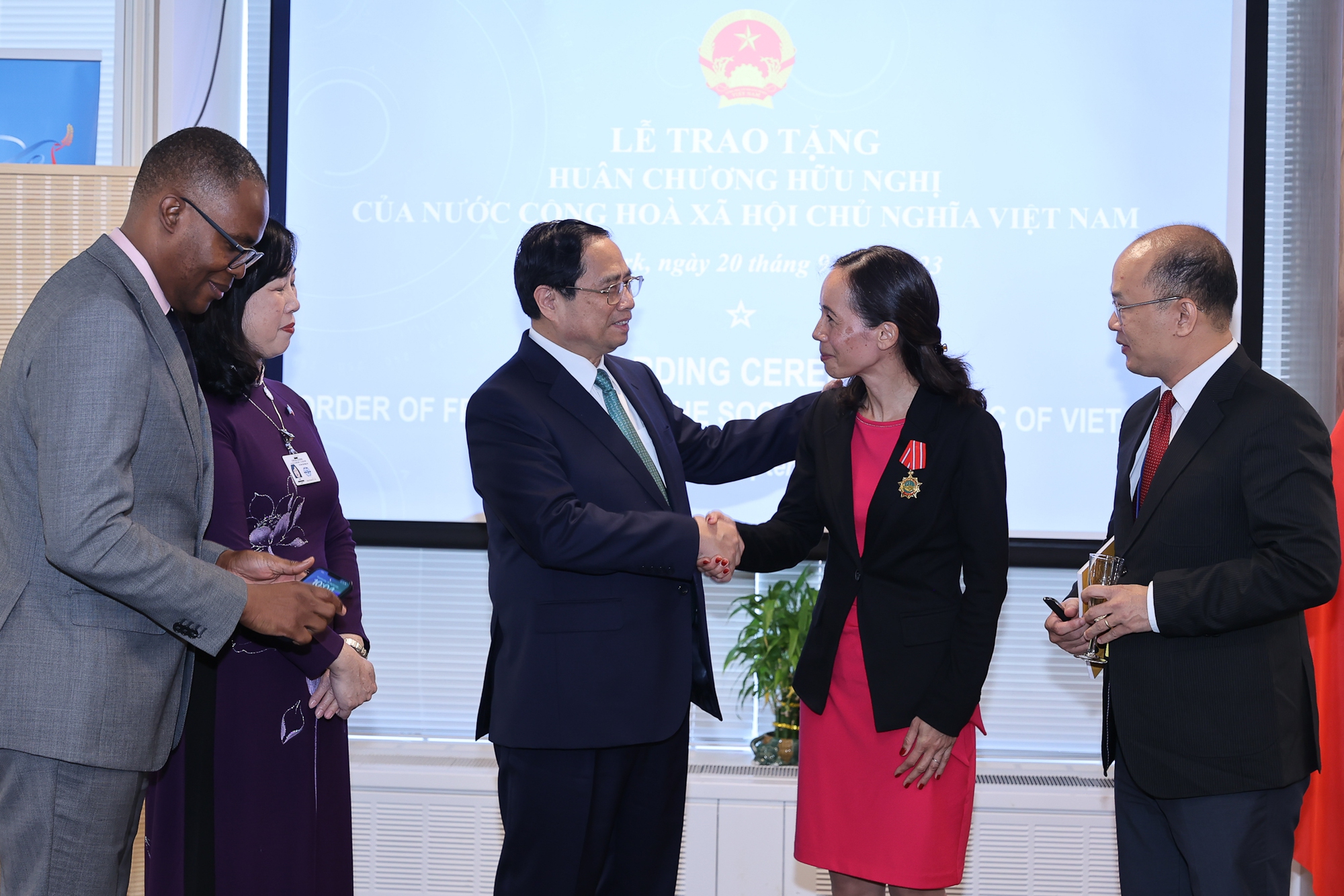 Thủ tướng trao huân chương cao quý cho Giám đốc Chương trình toàn cầu về tiêm chủng - Ảnh 2.