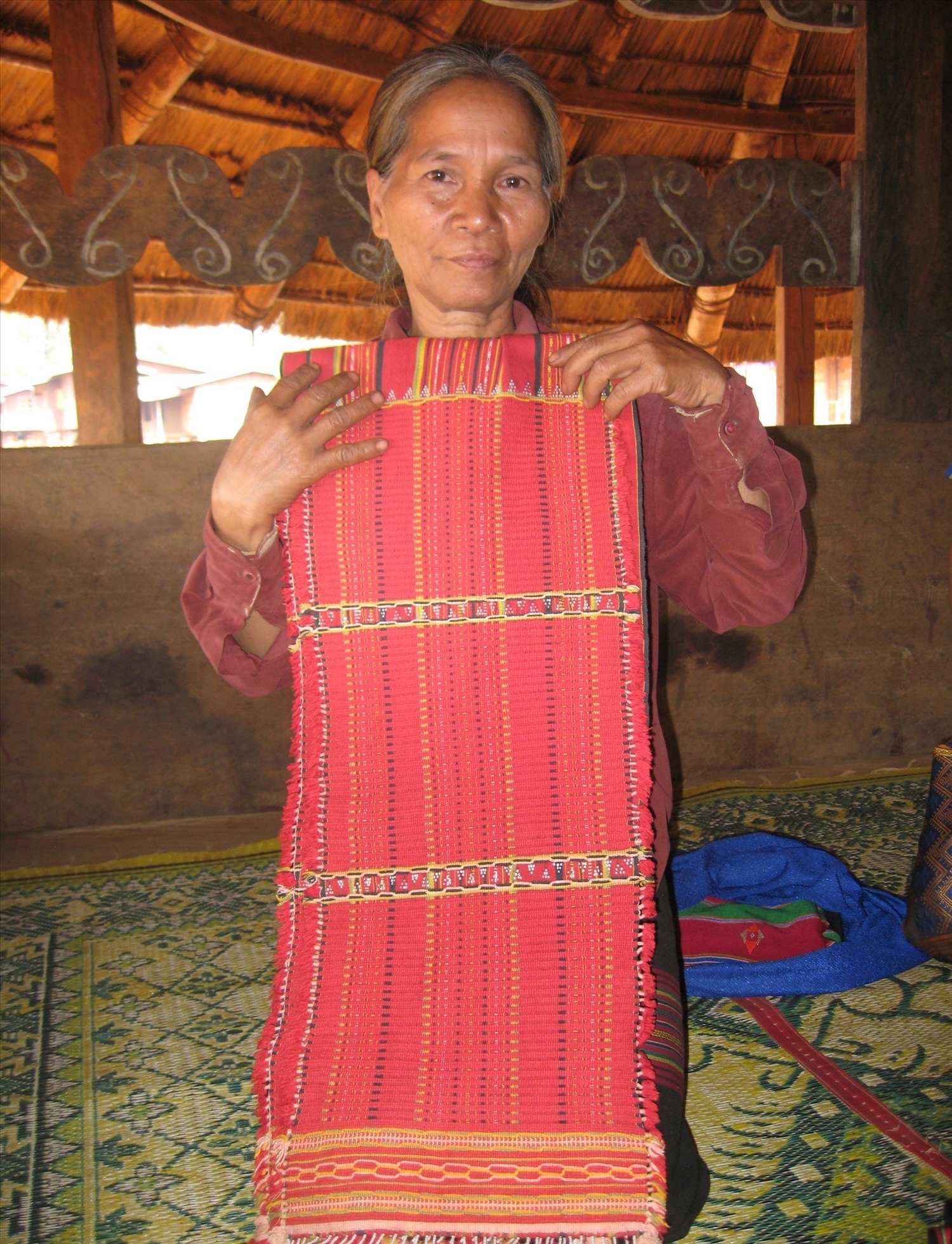 Thợ dệt Cơtu ở huyện Thông Vai, tỉnh Salavan với sản phẩm vừa hoàn thành (Ảnh: Linda Susan)