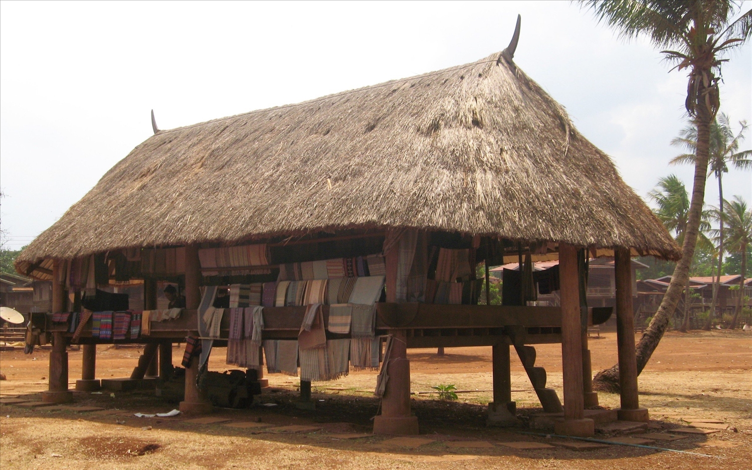 Nhà làng Cơ tu ở Thông Vai, tỉnh Salavan, nơi trưng bày và bán các sản phẩm dệt (Ảnh: Linda Susan)