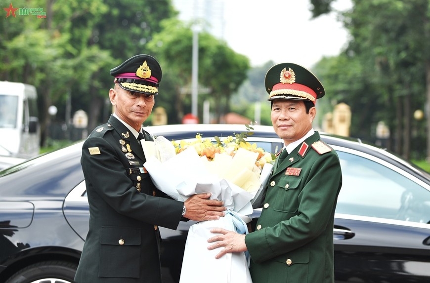 Thượng tướng Nguyễn Tân Cương đón Đại tướng Chalermphon Srisawasdi