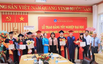 Trao bằng tốt nghiệp Đại học cho 10 tân bác sĩ, kỹ sư, cử nhân nước bạn Lào