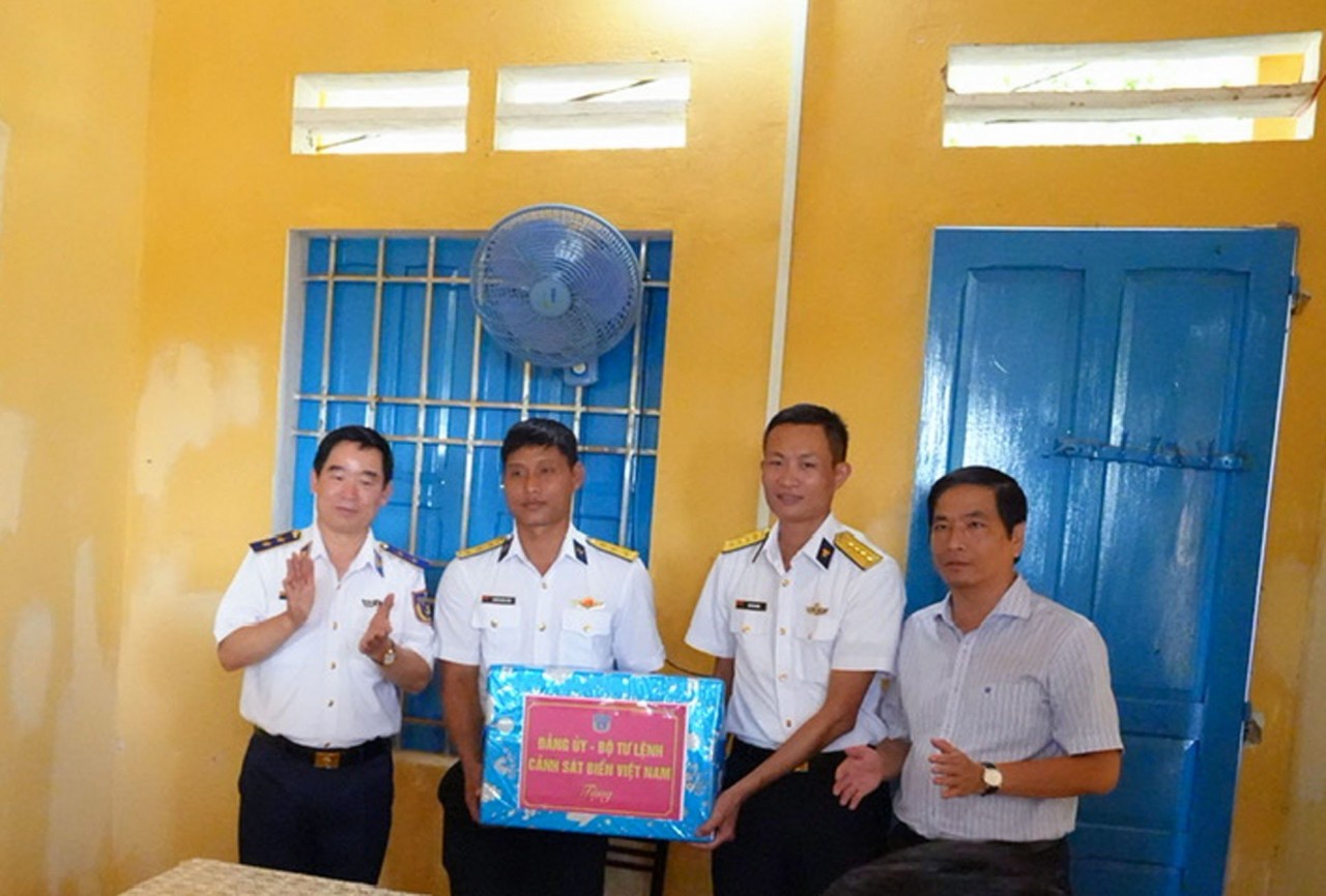 Đoàn công tác Bộ Tư lệnh Cảnh sát biển thăm Trạm ra đa 575
