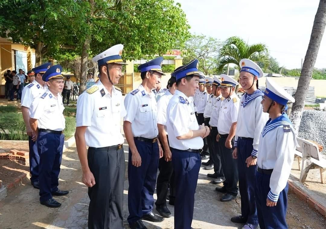 : Đoàn công tác Bộ Tư lệnh Cảnh sát biển thăm Trạm ra đa 575