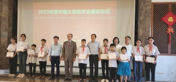 Đại sứ quán Trung Quốc tại Việt Nam trao 120 suất học bổng cho học sinh 4 tỉnh