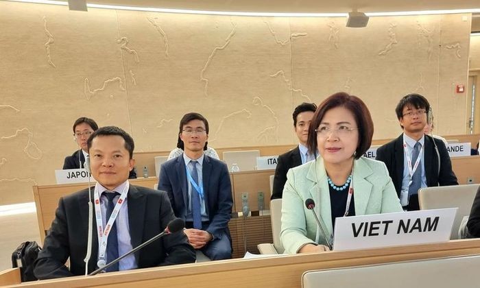 Đại sứ Lê Thị Tuyết Mai cùng các thành viên Đoàn đại biểu Việt Nam tại Phiên thảo luận của Khóa họp 54 HĐNQ ngày 20/9. (Ảnh: PV TTXVN tại Geneva)