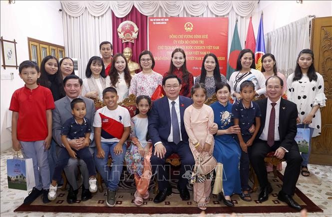 Chủ tịch Quốc hội Vương Đình Huệ gặp mặt cộng đồng người Việt Nam ở Bangladesh