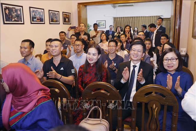 Chủ tịch Quốc hội Vương Đình Huệ gặp mặt cộng đồng người Việt Nam ở Bangladesh