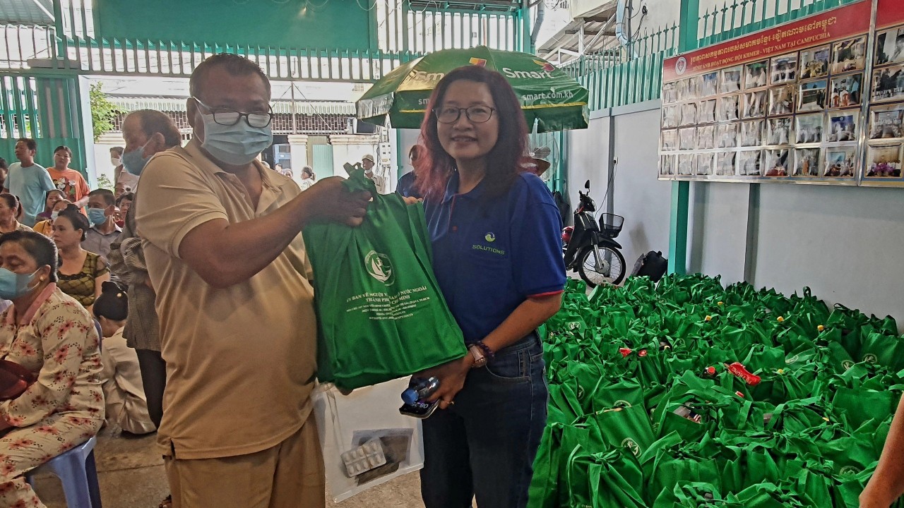 Khám chữa bệnh và tặng quà người gốc Việt và người dân khó khăn tại Campuchia