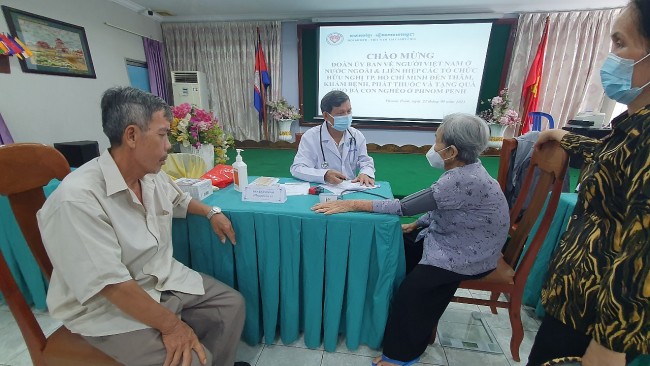 Khám chữa bệnh và tặng quà người gốc Việt và người dân khó khăn tại Campuchia