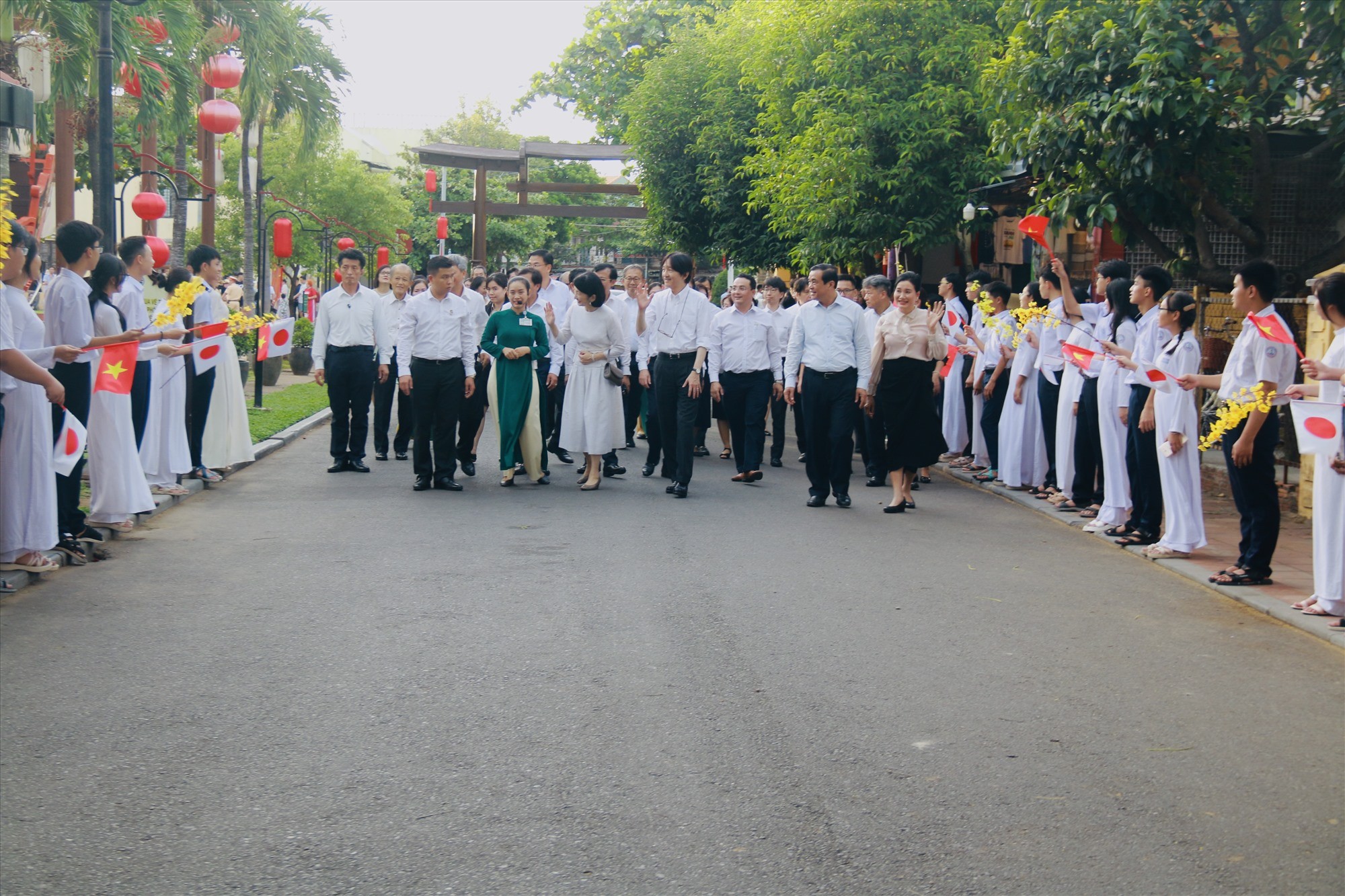 Các em học sinh TP.Hội An đón chào Hoàng Thái tử và Công nương Nhật Bản. (Ảnh: Báo Quảng Nam)