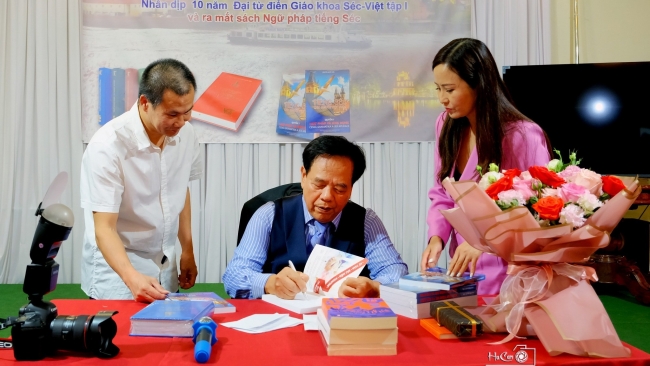 Kỷ niệm 10 năm ra mắt tập đầu tiên bộ Đại từ điển giáo khoa Séc - Việt