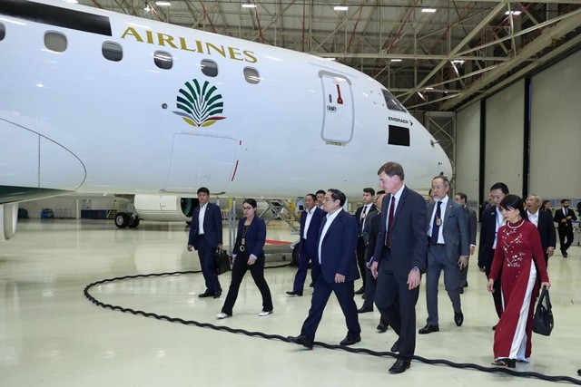 Thủ tướng Phạm Minh Chính tới thăm, làm việc với Tập đoàn hàng không vũ trụ Embraer, có trụ sở tại thành phố São José dos Campos, bang São Paulo - Ảnh: VGP/Nhật Bắc