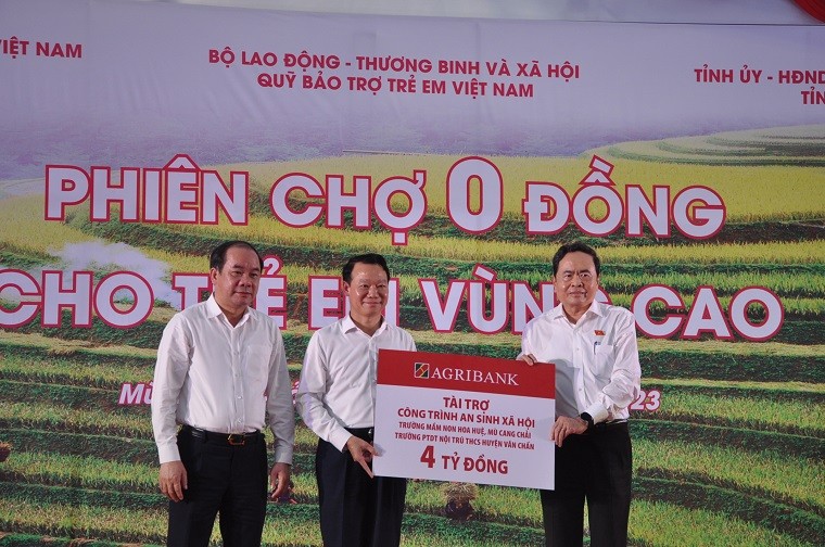 Phiên chợ 0 đồng chia sẻ khó khăn với gần 1.000 trẻ em Mù Cang Chải (Yên Bái)