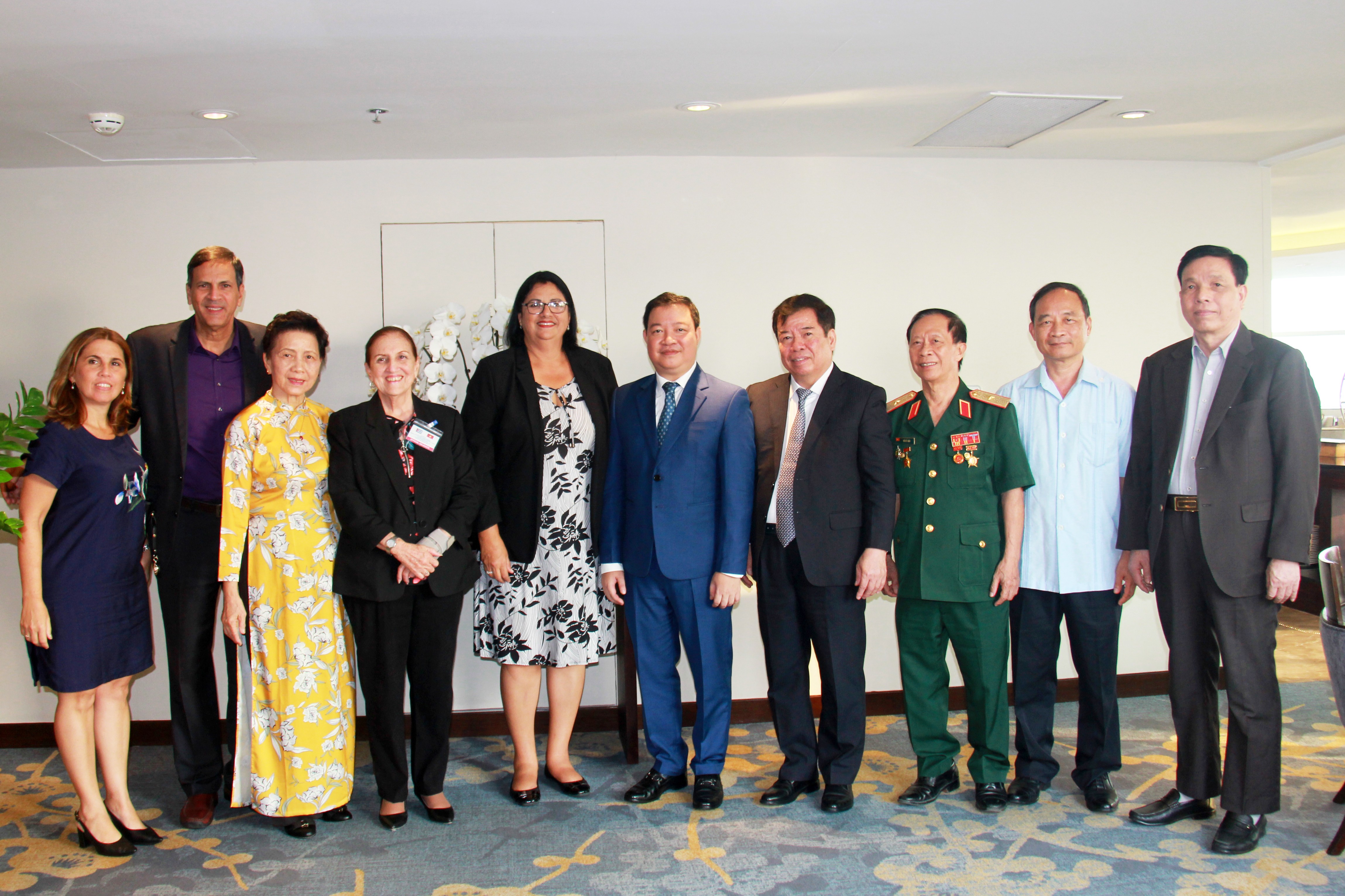 Phó Chủ tịch VUFO Nguyễn Ngọc Hùng (thứ sáu, từ trái qua) và Hội hữu nghị Việt Nam - Cuba vui mừng đón tiếp Phó Chủ tịch ICAP. (Ảnh: Thành Luân)