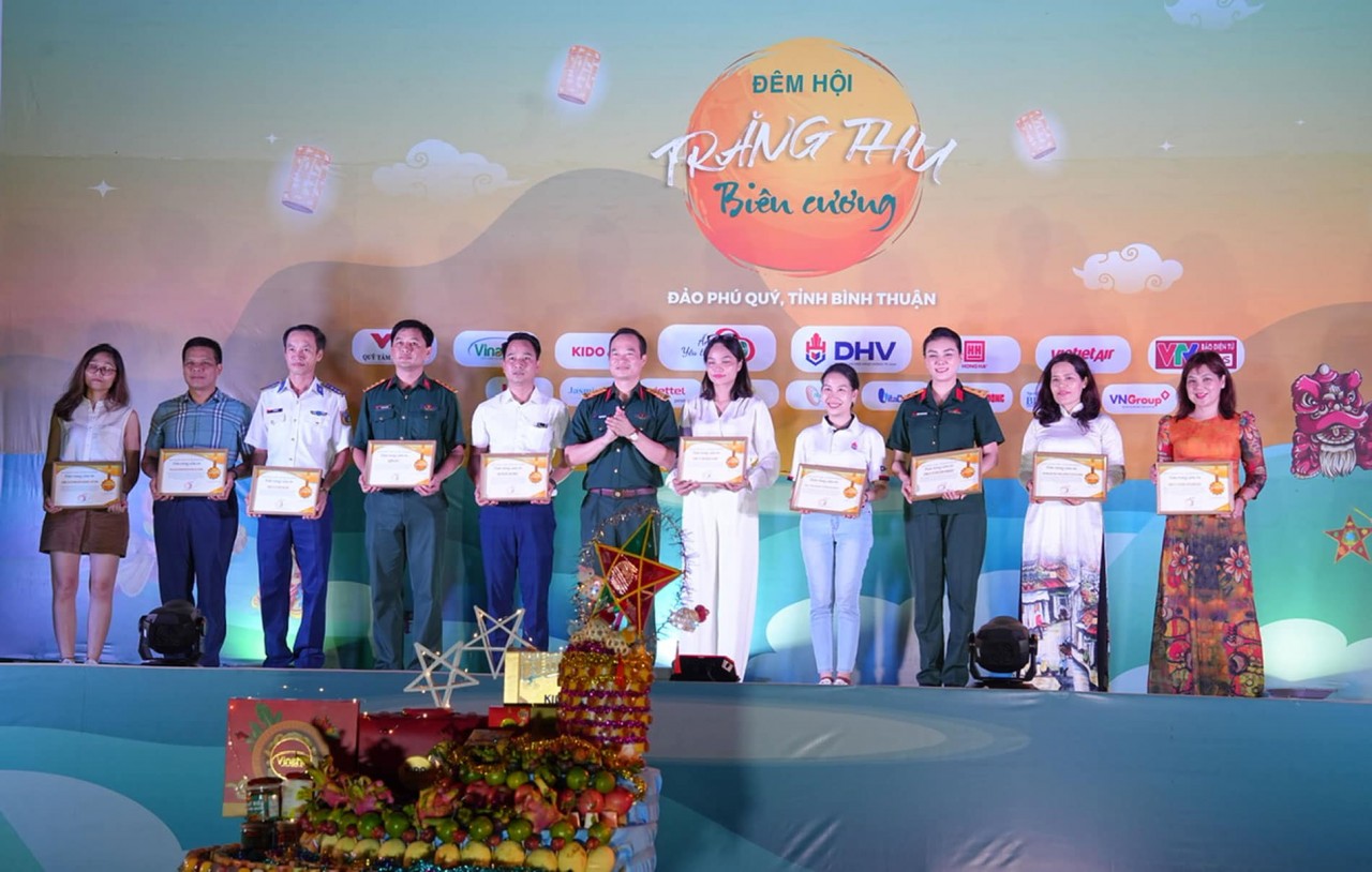 Trao 500 phần quà cho trẻ em huyện đảo Phú Quý đón “Trăng thu Biên cương”